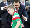 El jugador del Athletic de Bilbao Iker Muniain recibe el consuelo del pr&iacute;ncipe Felipe