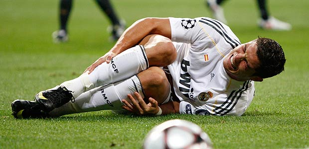 El jugador del Real Madrid Cristiano Ronaldo, tras una falta recibida por Diawara del Olympique de Marsella. El jugador del Real Madrid Cristiano Ronaldo, tras una falta recibida por Diawara del Olympique de Marsella.