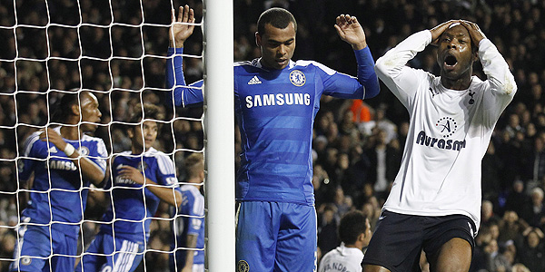 El jugador del Tottenham William Gallas (d) se lamenta tras desperdiciar una oportunidad de gol. El jugador del Tottenham William Gallas (d) se lamenta tras desperdiciar una oportunidad de gol.