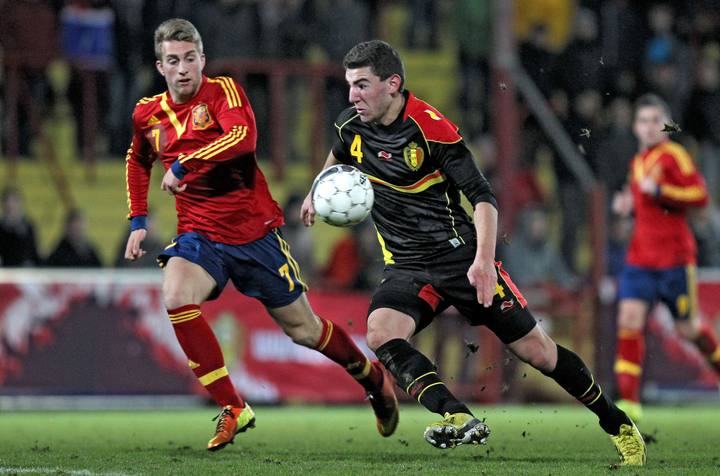 El jugador espa&ntilde;ol Gerard Deulofeu junto al belga Michael Heylen durante el partido.