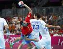 El jugador espa&ntilde;ol Jorge Maqueda (2 &ordm; L) realiza un disparo en el partido de cuartos de final de balonmano masculino contra la selecci&oacute;n francesa.