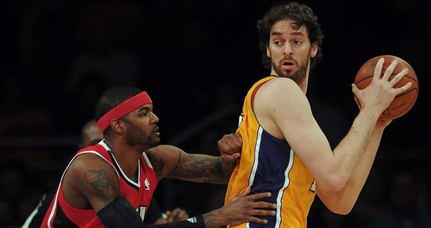 El jugador español Pau Gasol (d) de Los Angeles Lakers en acción ante Josh Smith (i) de los Atlanta Hawks. El jugador español Pau Gasol (d) de Los Angeles Lakers en acción ante Josh Smith (i) de los Atlanta Hawks.