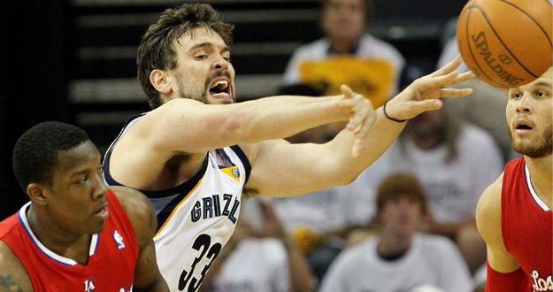 El jugador de los Grizzlies Marc Gasol (c) disputa el balón con Eric Bledsoe (i) y Blake Griffin (d) de los Clippers. El jugador de los Grizzlies Marc Gasol (c) disputa el balón con Eric Bledsoe (i) y Blake Griffin (d) de los Clippers.