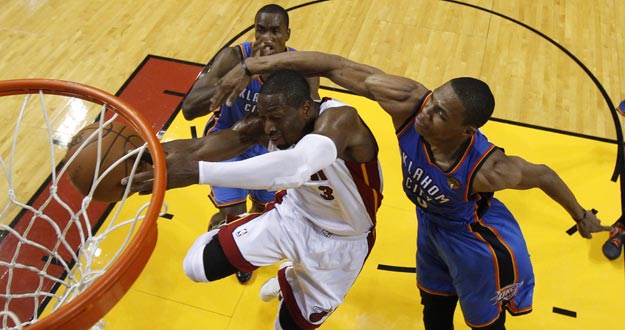El jugador de Heat Dwyane Wade (c) se dirige a canasta ante la marca de Westbrook (d) y Serge Ibaka (i), de Thunder. El jugador de Heat Dwyane Wade (c) se dirige a canasta ante la marca de Westbrook (d) y Serge Ibaka (i), de Thunder.