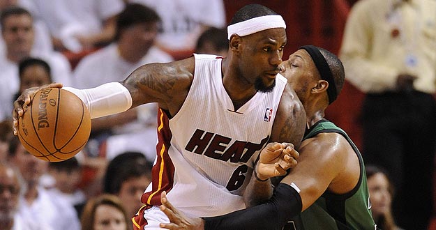 El jugador de los Heat LeBron James (i) disputa el balón con RPaul Pierce de los Celtics. El jugador de los Heat LeBron James (i) disputa el balón con RPaul Pierce de los Celtics.