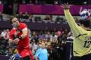 El jugador h&uacute;ngaro Gergely Harsanyi (L) dispara con la derecha para anotar frente al portero serbio Stanic Darko (R) durante el partido de balonmano Hungr&iacute;a vs Serbia en la ronda preliminar del grupo B.