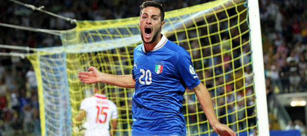 El jugador de Italia Mattias Destro (2-d) celebra su gol logrado ante Malta.