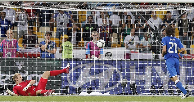 El jugador italiano, Andrea Pirlo, marca el penalti al estilo Panenka ante Inglaterra en los cuartos de la Eurocopa 2012.