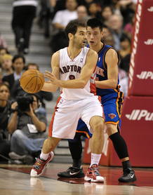 El jugador de los Knicks de Nueva York Jeremy Lin (d) defiende ante Jose Calderon (i) de los Raptors de Toronto. El jugador de los Knicks de Nueva York Jeremy Lin (d) defiende ante Jose Calderon (i) de los Raptors de Toronto.