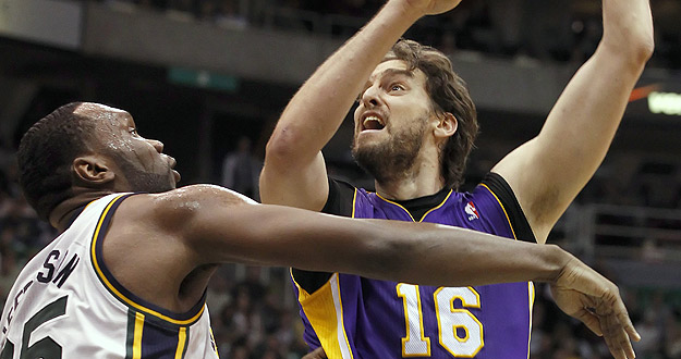 El jugador de Lakers Pau Gasol (d) es marcado por Al Jefferson (i), de Jazz.
