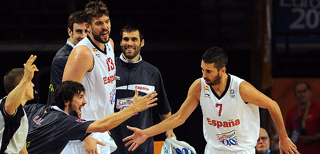 El jugador de la selección española de baloncesto, Juan Carlos Navarro (dcha), celebra con sus compañeros una canasta conseguida ante Eslovenia El jugador de la selección española de baloncesto, Juan Carlos Navarro (dcha), celebra con sus compañeros una canasta conseguida ante Eslovenia