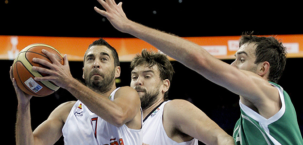 El jugador de la selección española de baloncesto Juan Carlos Navarro (i) entra a canasta ante la defensa del esloveno Mirza Begic (d) y ante la mirada del español Marc Gasol (c) durante el partido de cuartos de final del Eurobasket El jugador de la selección española de baloncesto Juan Carlos Navarro (i) entra a canasta ante la defensa del esloveno Mirza Begic (d) y ante la mirada del español Marc Gasol (c) durante el partido de cuartos de final del Eurobasket