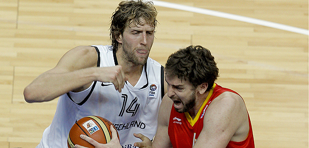 El jugador de la selecci&oacute;n espa&ntilde;ola de baloncesto Pau Gasol intenta escaparse de la defensa del jugador de la selecci&oacute;n alemana Dirk Nowitzki
