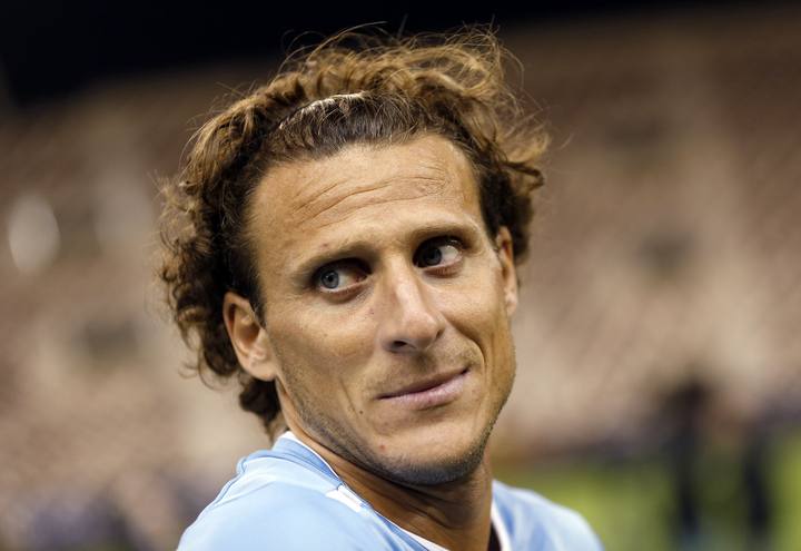 El jugador uruguayo, Diego Forl&aacute;n, se enfrenta con su selecci&oacute;n a Espa&ntilde;a en Catar