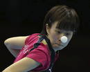 La jugadora japonesa Kasumi Ishikawa devuelve la pelota a la china Xiaoxia Li durante la semifinal femenina de tenis de mesa de los Juegos Ol&iacute;mpicos de Londres 2012