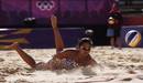 La jugadora mauritana Nioun Chin Elodie de v&oacute;ley playa durante un partido.