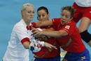 La jugadora de la selecci&oacute;n espa&ntilde;ola Andrea Barno (c) defiende a la jugadora de Dinamarca Rikke Skov (i), en partido de la fase de grupos del torneo ol&iacute;mpico de balonmano que se disputa en el Copper Box de Londres.
