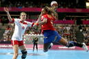 La jugadora de la selecci&oacute;n espa&ntilde;ola Marta Mangu&eacute; (d) intenta superar a la jugadora de Dinamarca Line Jorgensen, en partido de la fase de grupos del torneo ol&iacute;mpico de balonmano que se disputa en el Copper Box de Londres.