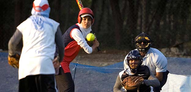 Jugadoras iraníes y americanas en el torneo Friendship Games de 2007 Jugadoras iraníes y americanas en el torneo Friendship Games de 2007