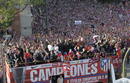 Jugadores y aficionados en la plaza de Neptuno