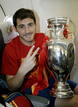 El guardameta y capit&aacute;n de la selecci&oacute;n espa&ntilde;ola de f&uacute;tbol, Iker Casillas, posa con la copa de campeones de la Eurocopa 2012, en el avi&oacute;n que traslad&oacute; al equipo espa&ntilde;ol desde Kiev a Madrid.