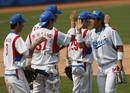Los jugadores de b&eacute;isbol de la selecci&oacute;n de Corea del Sur celebran su victoria ante Cuba.