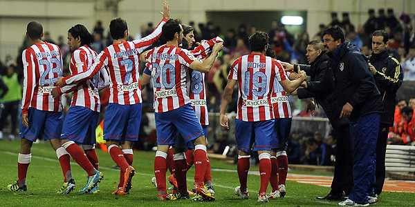 Los jugadores celebran en el banquillo el segundo gol.
