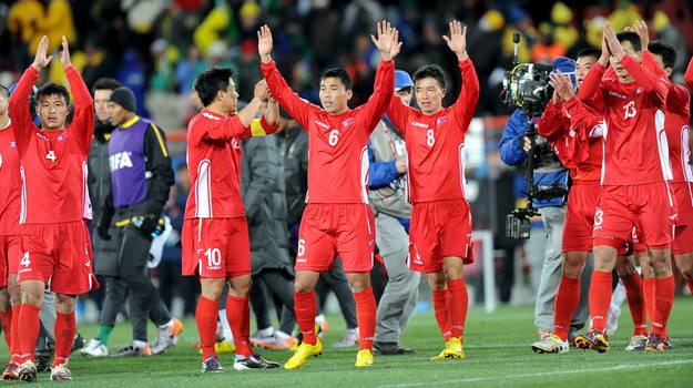 Los jugadores de Corea del Norte saludan al p&uacute;blico tras el partido del grupo G del Mundial de F&uacute;tbol Sud&aacute;frica 2010 entre las selecciones de Brasil y Corea del Norte.