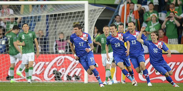 Los jugadores croatas celebran el segundo gol de Mario Mandzukic que sentenciaba el partido.