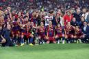 Los jugadores y el cuerpo t&eacute;cnico del FC Barcelona posan con la Supercopa de Espa&ntilde;a.
