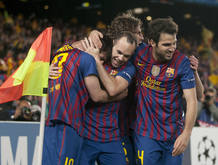 Los jugadores del Barcelona Lionel Messi, Carles Puyol y Cesc F&aacute;bregas felicitan a Andr&eacute;s Iniesta por el segundo gol que marc&oacute; al Chelsea