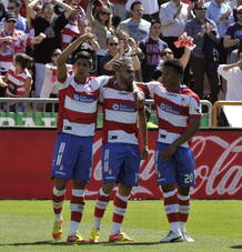 Los jugadores del Granada celebran su primer gol ante el Getafe.