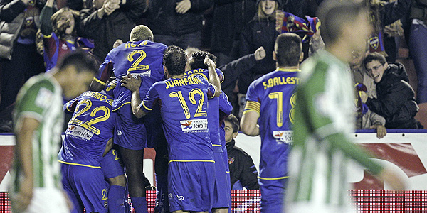 Los jugadores del Levante UD celebran su primer gol ante el Real Betis.