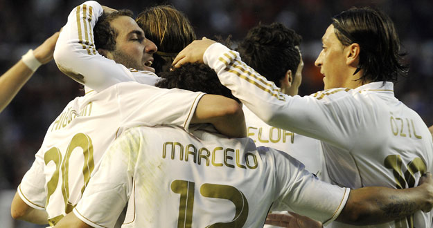 Los jugadores del Madrid celebran uno de sus goles frente a Osasuna