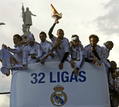 Los jugadores del Real Madrid celebran su 32&ordm; t&iacute;tulo liguero con la madrile&ntilde;a estatua de Col&oacute;n como testigo