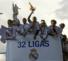 Los jugadores del Real Madrid celebran su 32&ordm; t&iacute;tulo liguero con la madrile&ntilde;a estatua de Col&oacute;n como testigo
