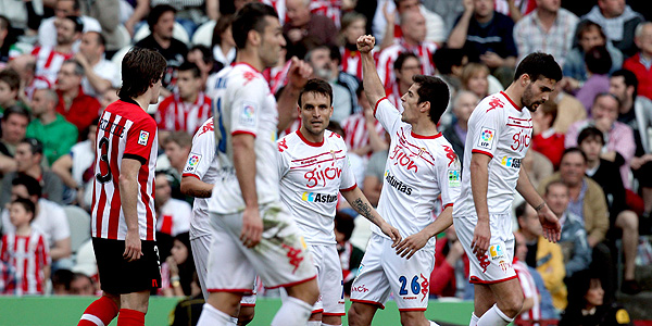 Los jugadores del Sporting de Gij&oacute;n celebran el gol del empate ante el Athletic.