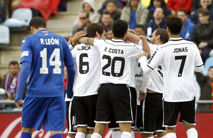 Los jugadores del Valencia celebran el gol marcado por J&eacute;r&eacute;my Mathieu.