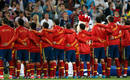 Los jugadores espa&ntilde;oles escuchan el himno nacional