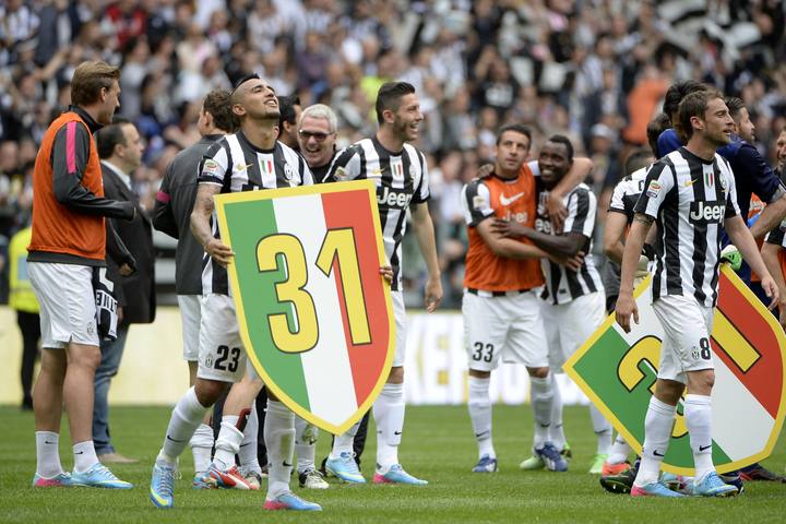 Los jugadores de la Juventus celebran el t&iacute;tulo conseguido tras ganar al Palermo