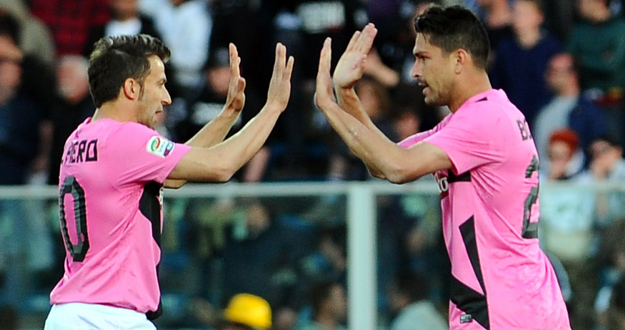Los jugadores de la Juventus, Marco Borriello y Alessandro Del Piero, celebran el gol de su equipo.