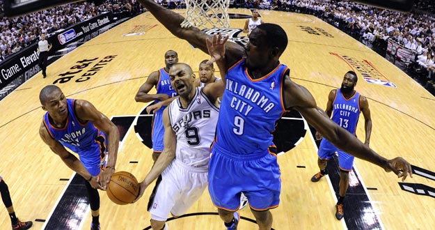 Los jugadores de Oklahoma City Thunder, Russell Westbrook (i), y Serge Ibaka (d) intentan bloquear al frances de San Antonio Spurs, Tony Parker (c). Los jugadores de Oklahoma City Thunder, Russell Westbrook (i), y Serge Ibaka (d) intentan bloquear al frances de San Antonio Spurs, Tony Parker (c).