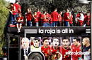 Los jugadores de la selecci&oacute;n espa&ntilde;ola en el autob&uacute;s tras su recepci&oacute;n con el Rey en el Palacio de la Zarzuela.
