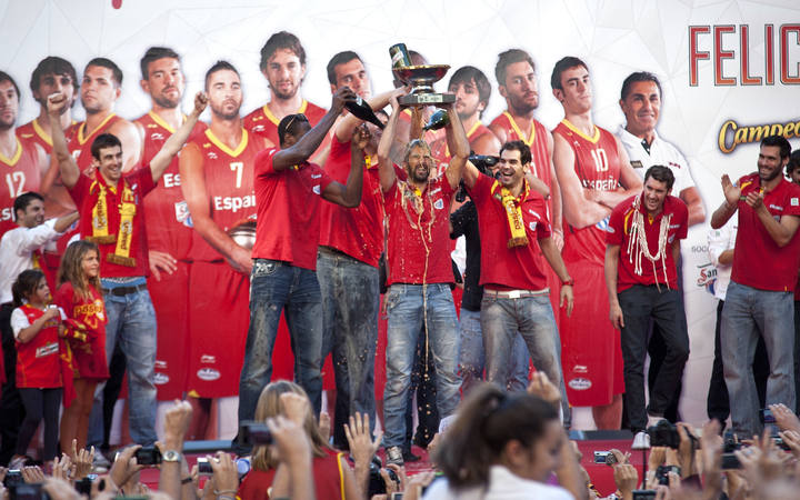 Los jugadores de la selecci&oacute;n espa&ntilde;ola de baloncesto celebran haber ganado copa del Europeo de Lituania 2011.