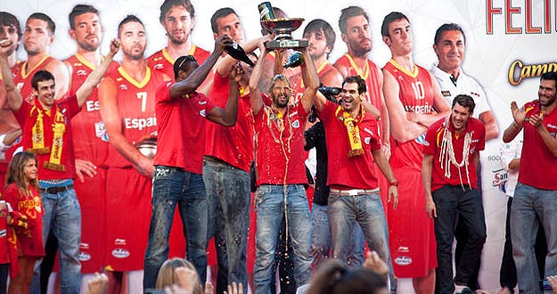 Los jugadores de la selecci&oacute;n espa&ntilde;ola de baloncesto celebran haber ganado copa del Europeo de Lituania 2011.