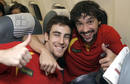 Los jugadores de la selecci&oacute;n espa&ntilde;ola de baloncesto V&iacute;ctor Claver (i) y V&iacute;ctor Sada, en el avi&oacute;n que tra&iacute;a de regreso al equipo despu&eacute;s de proclamarse campe&oacute;n de Europa al derrotar a Francia en la final por 98-85 ayer en Kaunas (Litaunia).