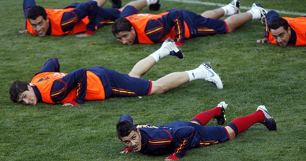 Los jugadores de la selecci&oacute;n espa&ntilde;ola, cuerpo a tierra en uno de los ejercicios del entrenamiento previo al amistoso ante Argentina, en el estadio de 'La Bombonera' de Boca Juniors.