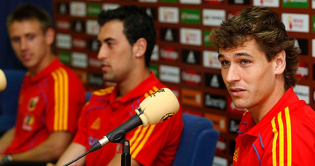 Los jugadores de la selecci&oacute;n espa&ntilde;ola, Fernando Llorente, Sergio Busquets y Nacho Monreal, en rueda de prensa