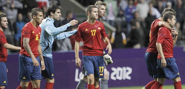 Los jugadores de la selecci&oacute;n espa&ntilde;ola tras su derrota ante Honduras durante el partido de primera fase del torneo de f&uacute;tbol de los Juegos de Londres 2012