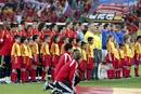 Los jugadores de las selecciones espa&ntilde;ola y rusa durante la interpretaci&oacute;n de los himnos nacionales antes del inicio del partido.